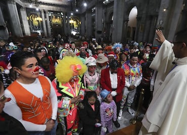 Peregrinación de payasos celebra a la Virgen de Guadalupe