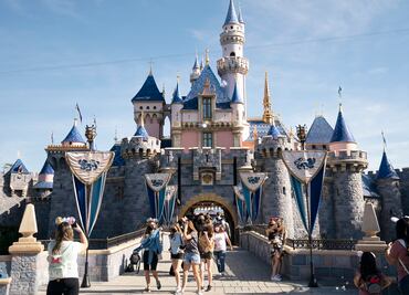 Disneyland abre vacante para enfermeros; paga más de $720 por hora