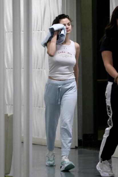 Captan a Selena Gomez con look braless en Los Ángeles