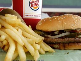 Arrestan a empleada de Burger King por servir papas que sacó de la basura en Carolina del Sur
