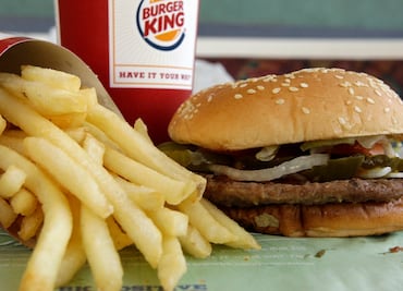 Arrestan a empleada de Burger King por servir papas que sacó de la basura en Carolina del Sur