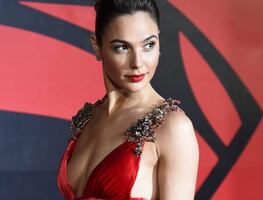 Gal Gadot deslumbra con vestido al estilo braless y costosos diamantes