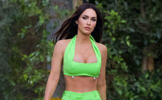 Megan Fox se 'roba' las miradas en Pasadena con un crop top neón