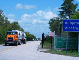 Al menos 198 mexicanos han sido llevados al centro de detención ‘Alligator Alcatraz’, en Florida, informan autoridades