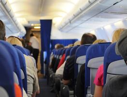 Expulsan de avión en Chicago a dos mujeres por no usar cubrebocas