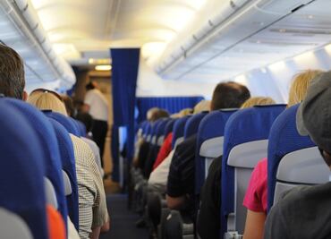 Expulsan de avión en Chicago a dos mujeres por no usar cubrebocas