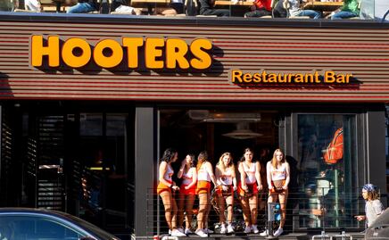 ¿Por qué Hooters ha cerrado decenas de restaurantes en EU? ¿Pasará lo mismo en México?