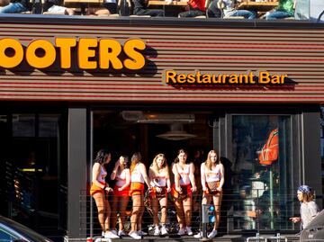 ¿Por qué Hooters ha cerrado decenas de restaurantes en EU? ¿Pasará lo mismo en México?