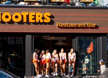 ¿Por qué Hooters ha cerrado decenas de restaurantes en EU? ¿Pasará lo mismo en México?