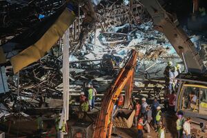 Tres muertos y 60 heridos por derrumbe de valla publicitaria durante tormenta en la India. VIDE0
