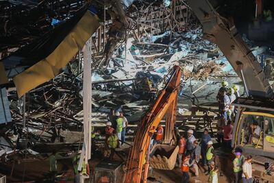 Tres muertos y 60 heridos por derrumbe de valla publicitaria durante tormenta en la India. VIDE0
