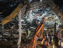 Tres muertos y 60 heridos por derrumbe de valla publicitaria durante tormenta en la India. VIDE0