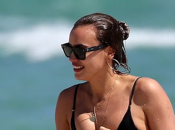 Irina Shayk luce su silueta en bikini por Miami