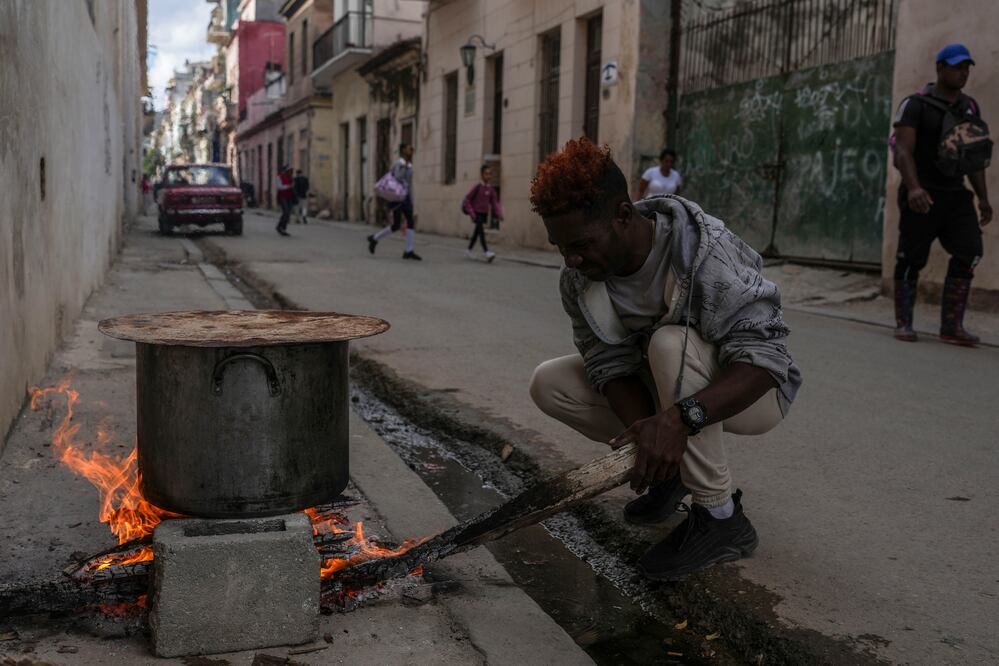 Nuevo apagón nacional deja a Cuba sin electricidad, se supenden actividades laborales y clases (AP Photo/Ramon Espinosa)