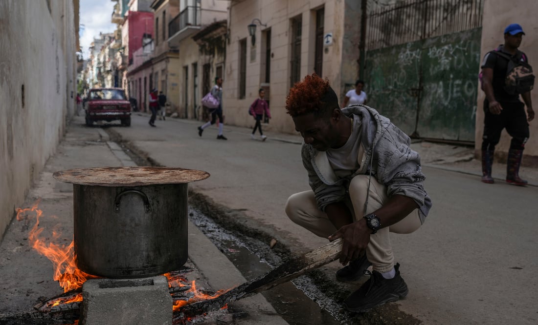 Nuevo apagón nacional deja a Cuba sin electricidad, se supenden actividades laborales y clases (AP Photo/Ramon Espinosa)