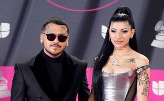 Atrevida y excéntrica, Cazzu conquista los Grammy con minifalda metálica