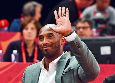 La compañía que operaba el helicóptero de Kobe Bryant demanda a controladores