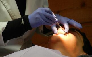 ¿Cuánto ganan los dentistas por hora en Estados Unidos?