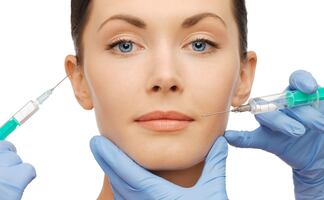 Vacuna de Moderna puede tener efectos secundarios en personas con relleno facial: FDA