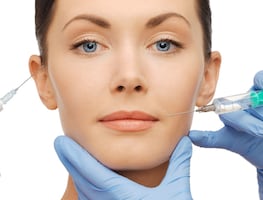 Vacuna de Moderna puede tener efectos secundarios en personas con relleno facial: FDA