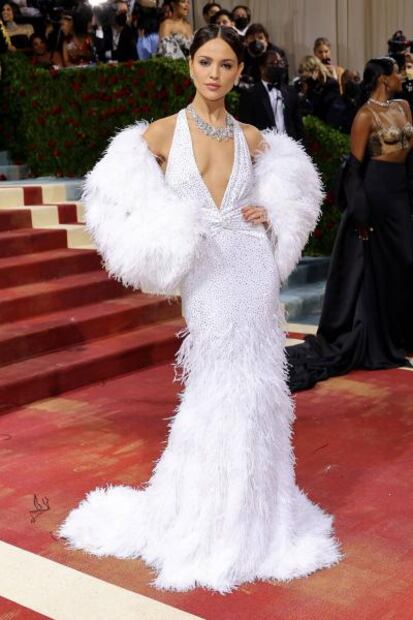 El escotado vestido con el que “impactó” Eiza González en la Met Gala
