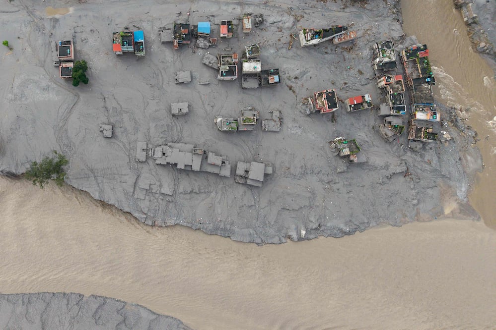 Nepal suma casi 1,000 desaparecidos y eleva a 6,150 el balance tras "tsunami del Himalaya". (Photo by Prabin RANABHAT / AFP)