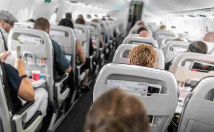 ¡Otra vez! Pasajero orina sobre viajero en pleno vuelo desde Nueva York