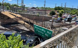 Colapsa puente peatonal en carretera en Washington; hay 6 heridos