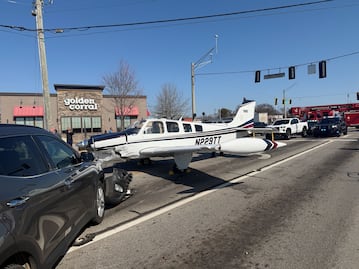 Georgia: Avioneta aterriza de emergencia en avenida concurrida, choca con autos y deja dos heridos. VIDEO