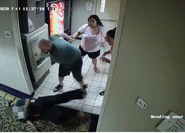 Pareja golpea e insulta a recepcionista afroamericana en un hotel