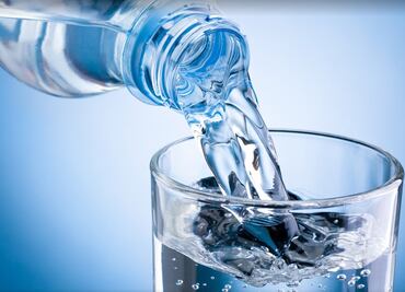 Vinculan casos de enfermedades hepáticas con agua embotellada