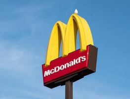 Detienen a hombre por tratar de abusar de niña en baño de McDonald’s