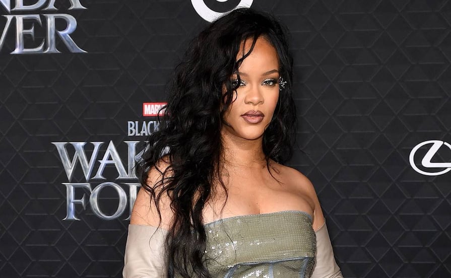 Rihanna sorprende en Instagram con romántica lencería de cerezas y se lleva las miradas