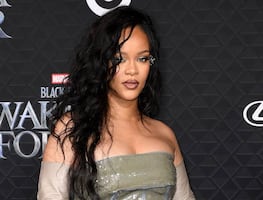 Rihanna enciende el internet con atrevida lencería con estampado de serpiente