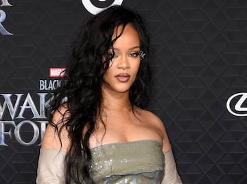 Rihanna y la alucinante lencería rosa con la que dejó poco a la imaginación en sesión de fotos