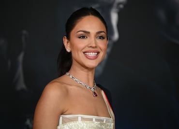 Eiza González presume ‘abs de acero’ con crop top traslúcido de lujo