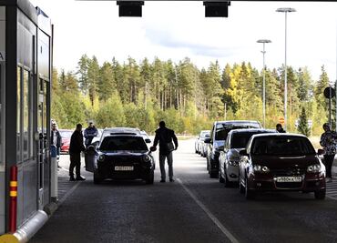 Finlandia cierra su frontera a los turistas rusos