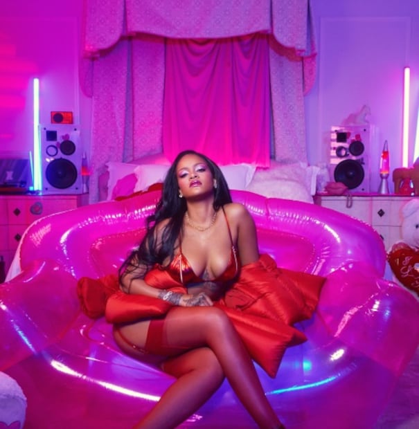Rihanna presume su figura con lencería alusiva a San Valentín