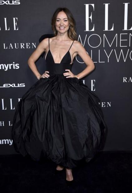 Olivia Wilde se luce elegante en vestido negro con atrevido escote 