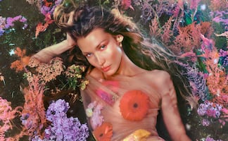 Bella Hadid deslumbra con su belleza, flores y atrevido vestido transparente
