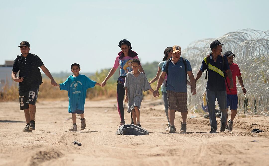 Agentes de Estados Unidos retienen a migrantes sin techo y sin comida a metros del río Bravo. Foto: AP
