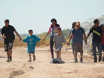 Agentes de Estados Unidos retienen a migrantes sin techo y sin comida a metros del río Bravo