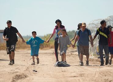 Agentes de Estados Unidos retienen a migrantes sin techo y sin comida a metros del río Bravo