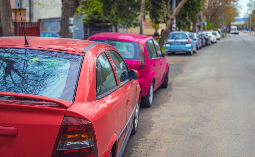 CDMX lanza fuerte castigo a quienes aparten lugares en la calle. ¿Cuáles son las sanciones. Foto: Canva