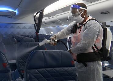 Estudio revela riesgo de transmisión del coronavirus en un avión