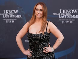 Jennifer Love Hewitt reaparece y causa furor con su vestido joya