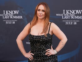 Jennifer Love Hewitt reaparece y causa furor con su vestido joya