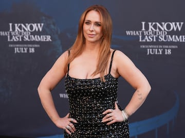 Jennifer Love Hewitt reaparece y causa furor con su vestido joya