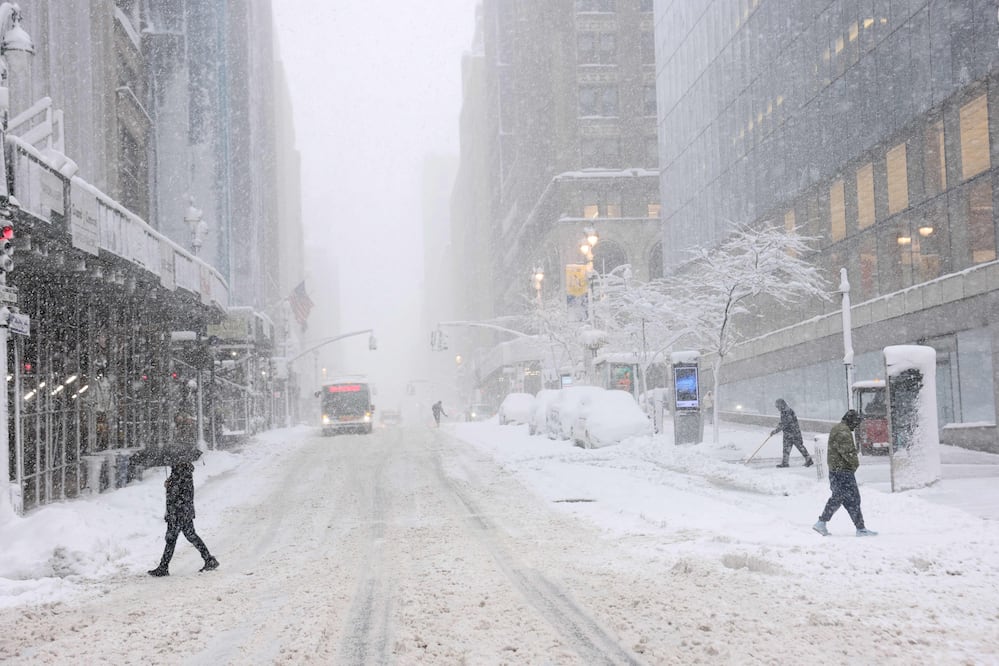 Tormenta histórica paraliza Nueva York: 40 millones de personas bajo alerta y vuelos cancelados.  Santiago/Getty Images/AFP