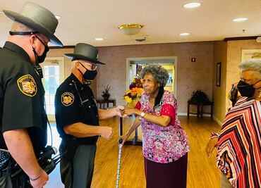 “¡Quiero hablar con su jefe!”, anciana exige hablar con jefe de policía en Ohio